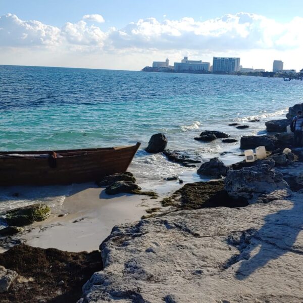 Recala embarcación con presuntos inmigrantes indocumentados a Cancún