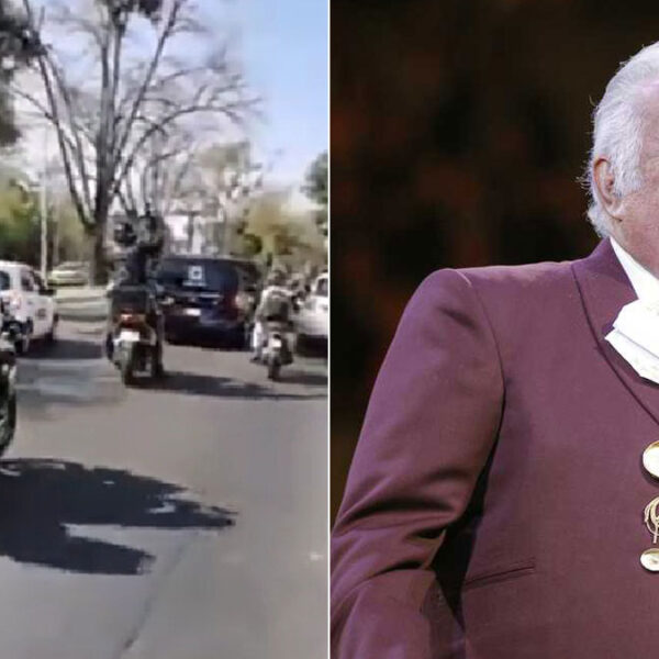 "Oye, ese es el cuerpo de mi mamá": Reportero confunde carroza de Vicente Fernández