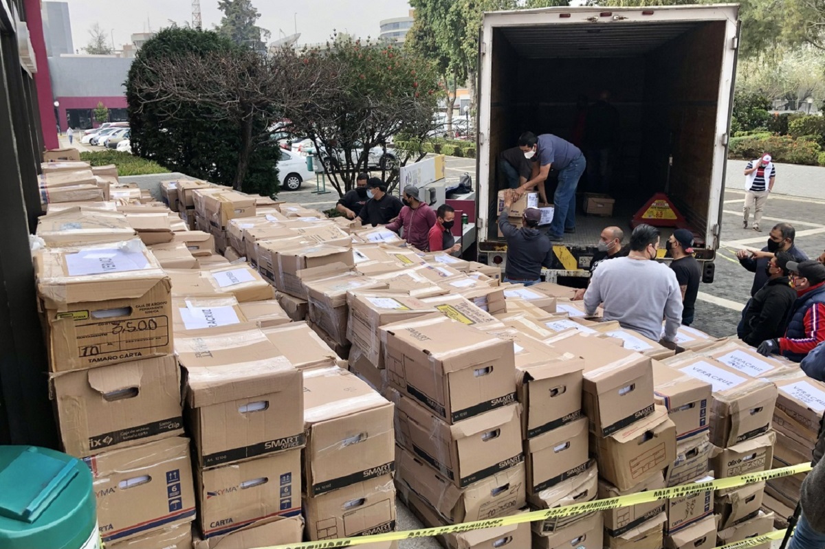 Integrantes de la asociación civil Que Siga la Democracia entregan el cuarto bloque con firmas de apoyo a la consulta de revocación de mandato, en instalaciones del INE en la Ciudad de México.