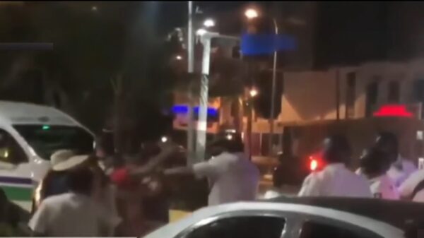 Se lían a golpes policías de Acapulco y turistas en la Costera guerrerense