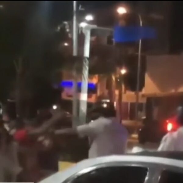 Se lían a golpes policías de Acapulco y turistas en la Costera guerrerense