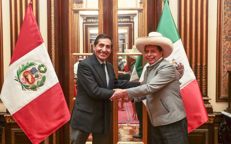 El secretario de Hacienda de México (izq) Rogelio Ramírez de la O, durante su visita a Perú saludando al Presidente del país andino Pedro Castillo.