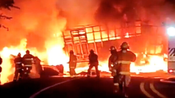 Dos muertos y una mujer con quemaduras dejó el choque entre dos tráilers