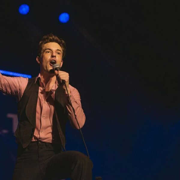 The Killers acude a posada navideña en Cancún y da concierto