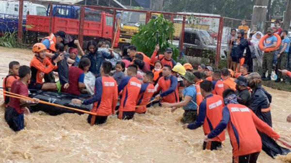 Toca tierra supertifón Rai en Filipinas; miles huyen de sus casas para protegerse