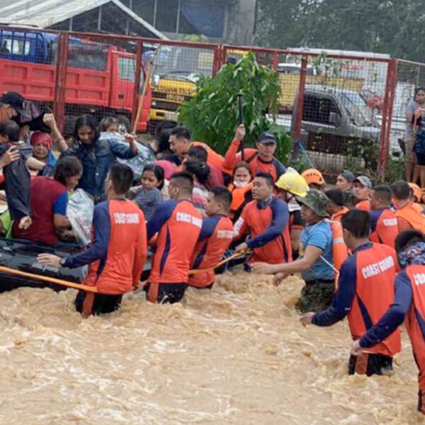 Toca tierra supertifón Rai en Filipinas; miles huyen de sus casas para protegerse