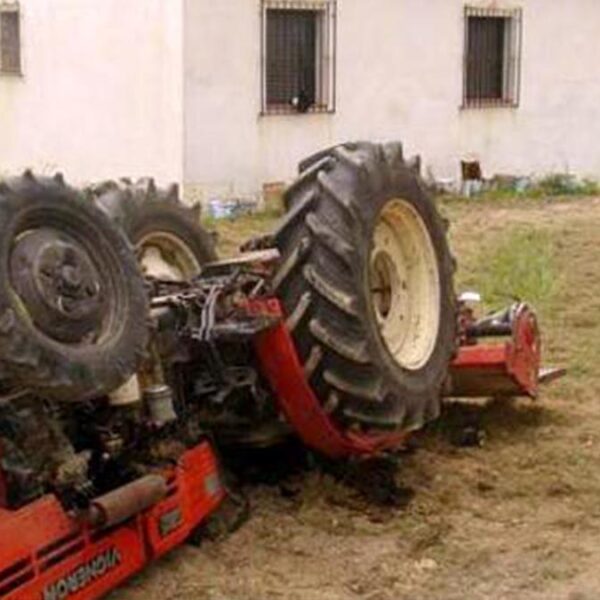 Menor es aplastado por tractor y muere