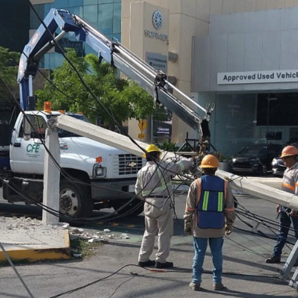 Tráiler tira varios cables de la CFE en Mérida