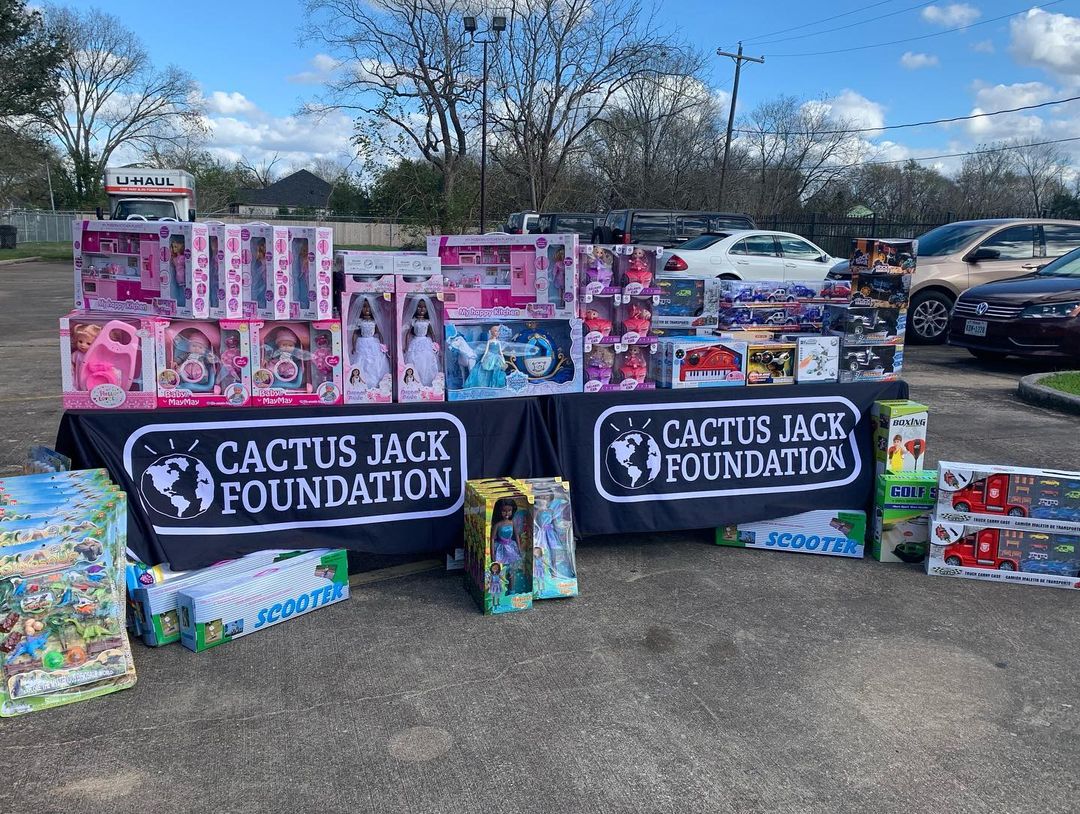 Travis Scott dona juguetes a más de 5 mil niños para Navidad