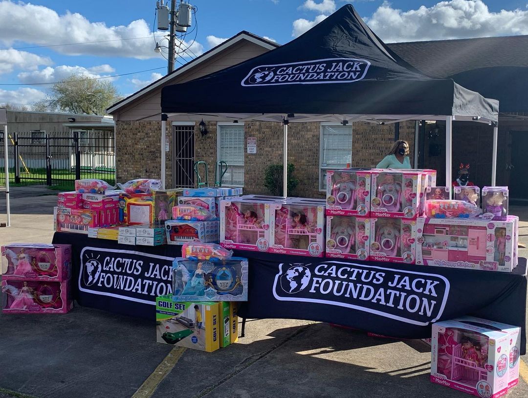 Travis Scott dona juguetes a más de 5 mil niños para Navidad