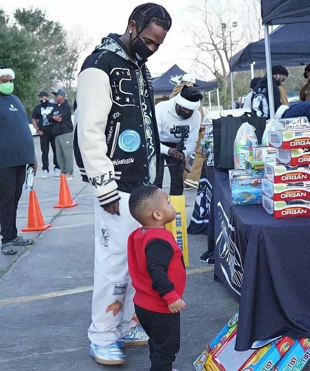 Travis Scott dona juguetes a más de 5 mil niños para Navidad
