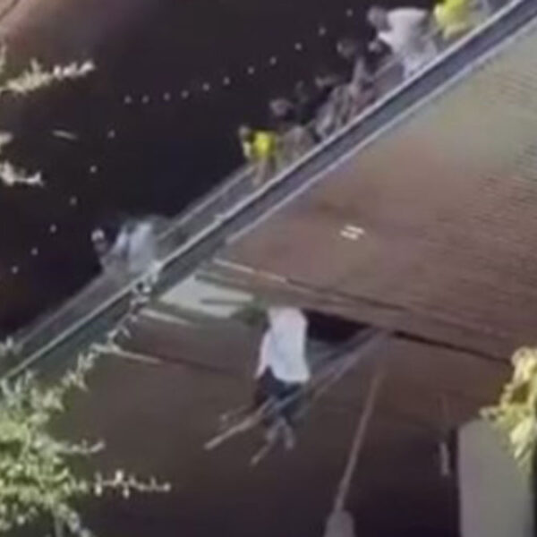 VIDEO: Colapsa segundo piso de una plaza y cae mesero