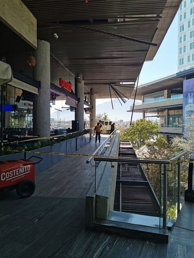 VIDEO: Colapsa segundo piso de una plaza y cae mesero