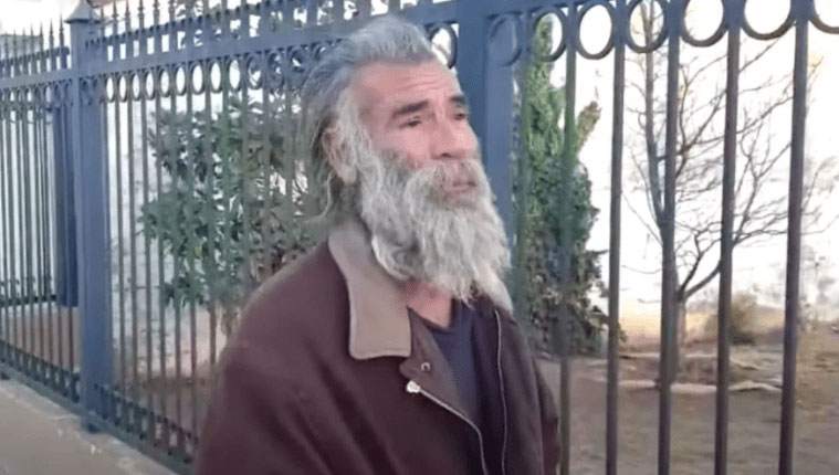 VIDEO: Encuentran indigente cantando igual a Vicente Fernández