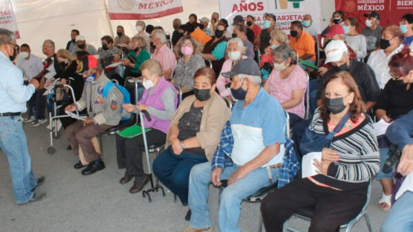 Mujer muere cuando esperaba ser vacunada contra el Covid