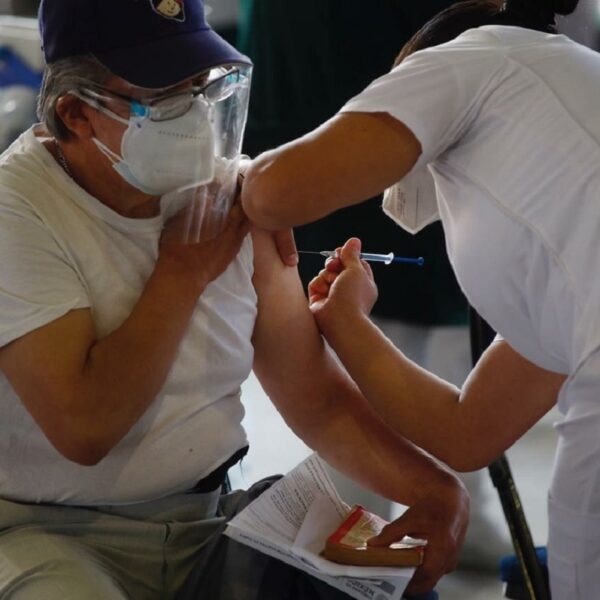 En diciembre inicia vacunación de refuerzo para adultos mayores: AMLO