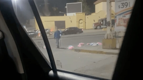 Vendedor tira su producto porque no le compraron nada