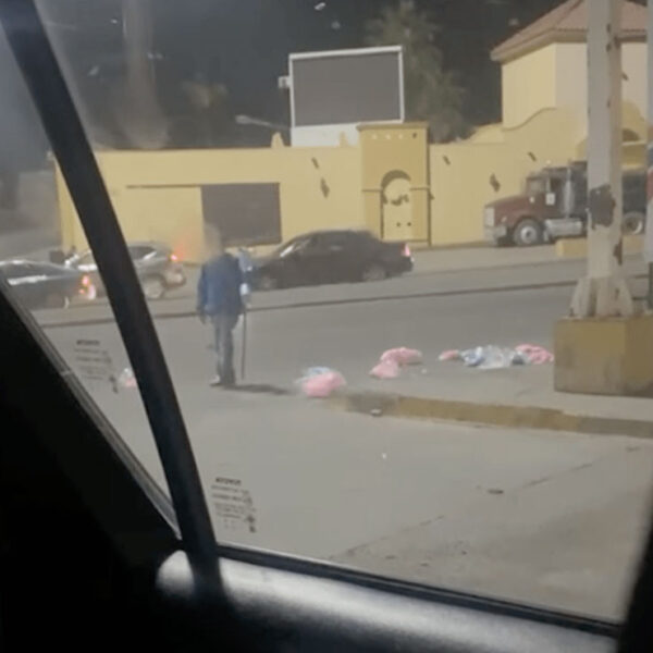 Vendedor tira su producto porque no le compraron nada