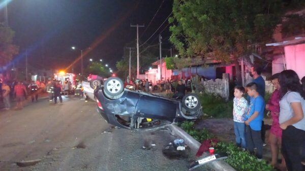 Aparatosa volcadura en Cancún deja cuatro lesionados