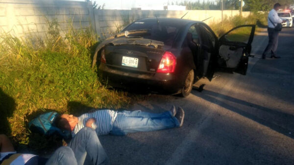 Volcadura deja dos elementos de la Marina lesionados