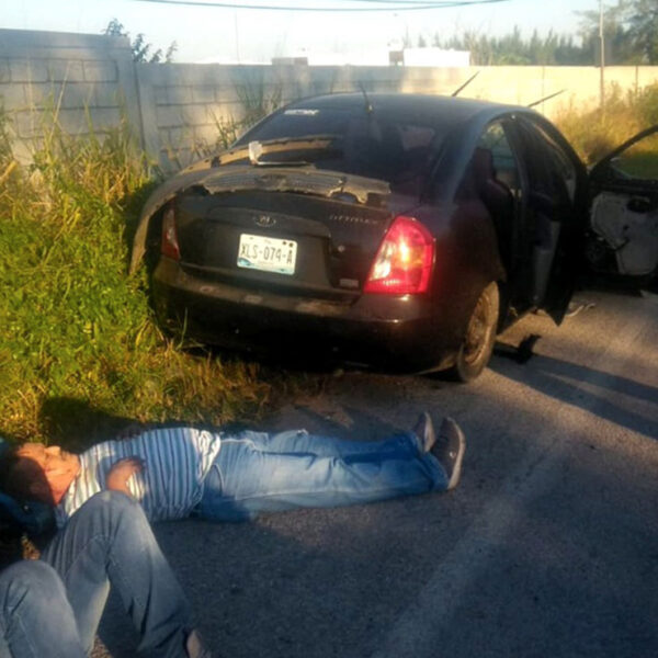 Volcadura deja dos elementos de la Marina lesionados