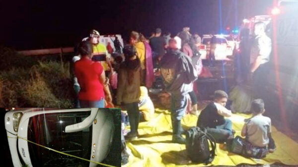 Volcadura de camión turístico deja 3 muertos y más de 30 heridos