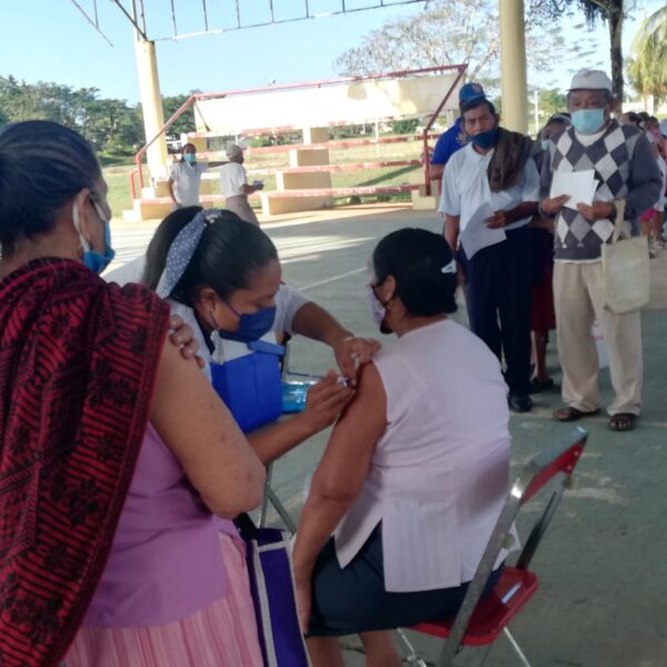 Aplican tercera vacuna contra Covid a adultos mayores de Lázaro Cárdenas.