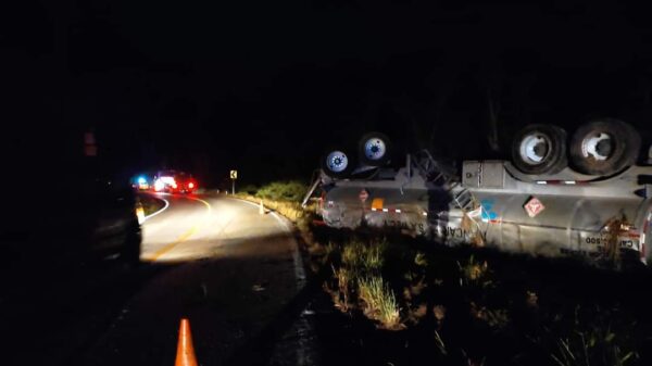 Vuelca carro tanque con 60 mil litros de combustible en José M. Morelos.