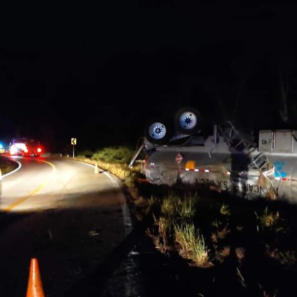 Vuelca carro tanque con 60 mil litros de combustible en José M. Morelos.