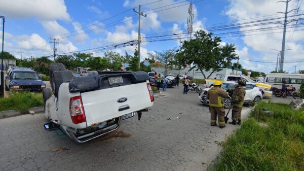 Cancún: Choque y volcadura en el cruce de Chac Mool y Jacinto Canek (VIDEO).