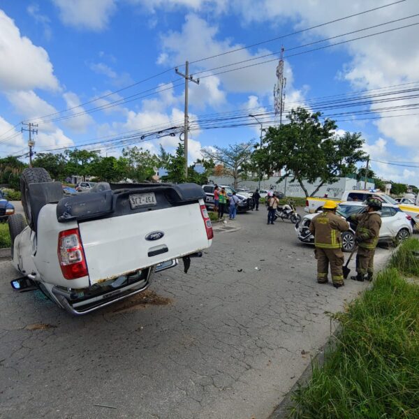 Cancún: Choque y volcadura en el cruce de Chac Mool y Jacinto Canek (VIDEO).