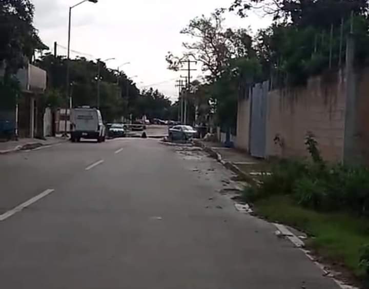 Ejecutan a una mujer a bordo de su vehículo en Playa del Carmen; los hechos se registraron esta mañana en calles de la colonia El Pedregal.