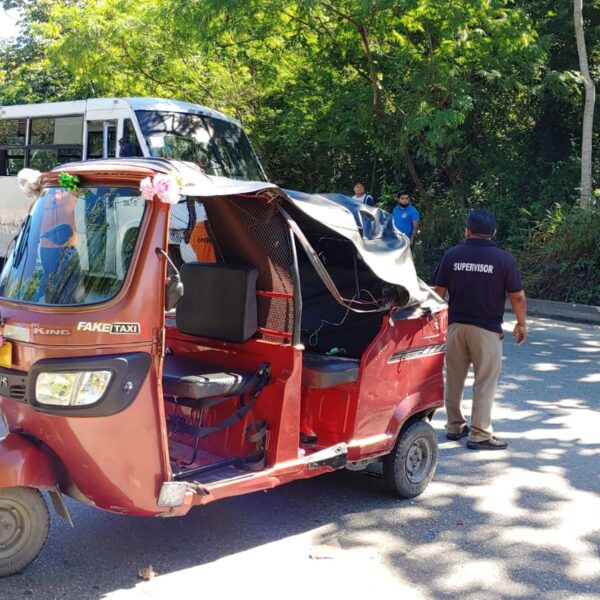 Dos lesionados al volcar mototaxi en el Arco Vial (VIDEO).