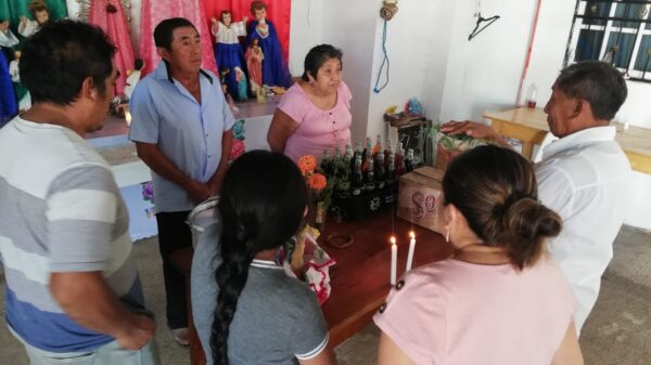 Cumplen en Kantunilkín con tradición maya hacia los padrinos.