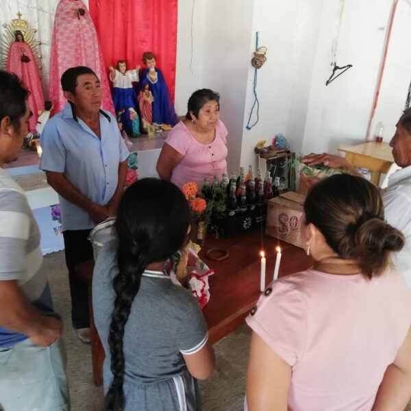 Cumplen en Kantunilkín con tradición maya hacia los padrinos.