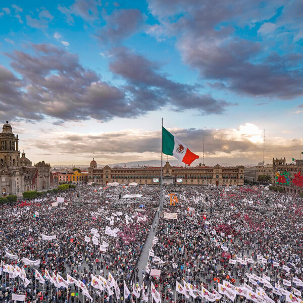 Se reúnen 200 mil personas para celebrar con AMLO los tres años de su mandato