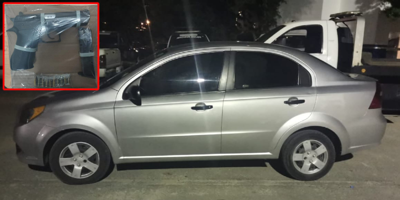 En Playa del Carmen detienen a dos sujetos en auto robado; portaban arma de fuego; la Policía Turística les marcó el alto en la Colosio.