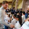Canelo Álvarez regala juguetes a niños por Navidad
