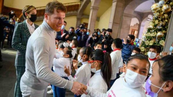 Canelo Álvarez regala juguetes a niños por Navidad