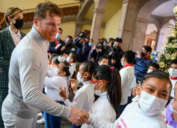 Canelo Álvarez regala juguetes a niños por Navidad