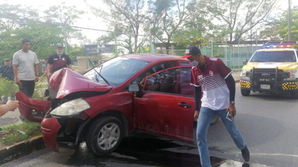 Cancún: Mujer resulta lesionada al chocar contra poste en la SM 21