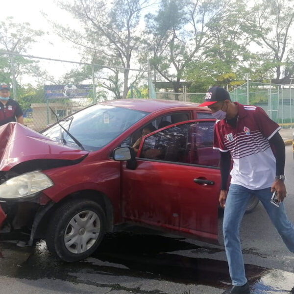 Cancún: Mujer resulta lesionada al chocar contra poste en la SM 21