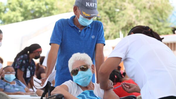 Covid: Anuncian aplicación de dosis de refuerzo para adultos mayores.