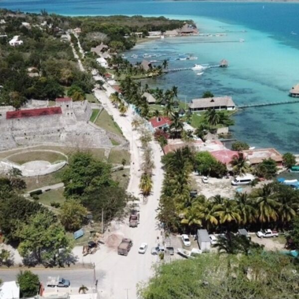 Aguardan volqueteros inicio de obras en la Costera de Bacalar.