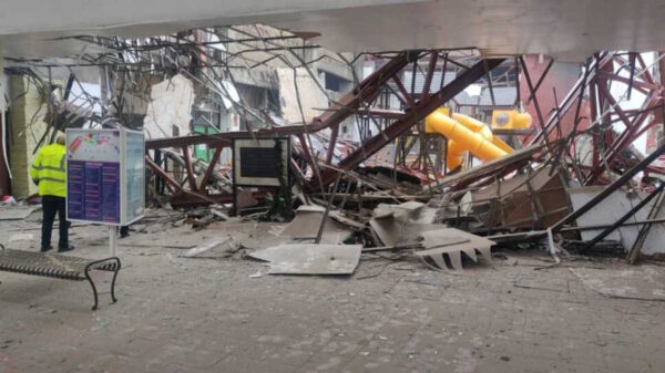 Se derrumba techo de una plaza comercial; un muerto y varios heridos