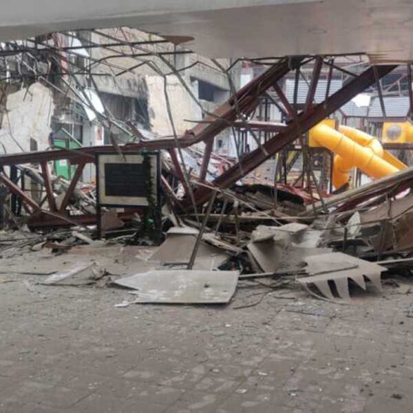 Se derrumba techo de una plaza comercial; un muerto y varios heridos