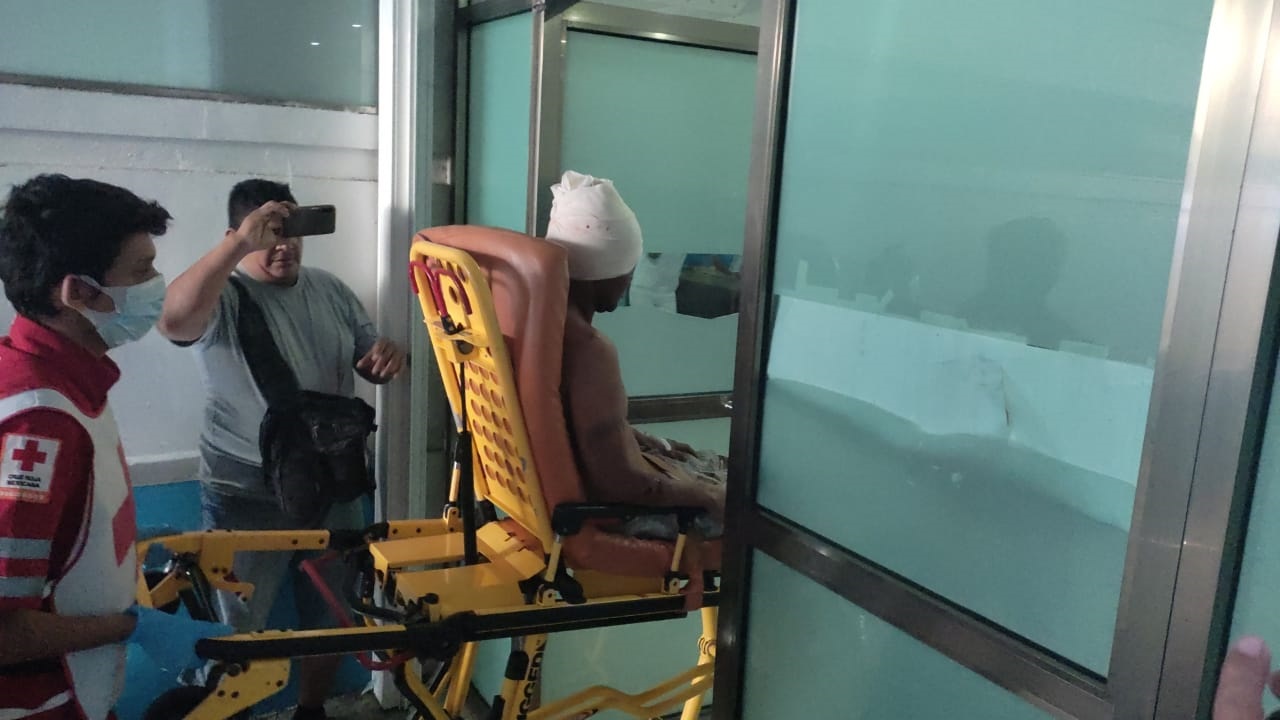 Sicarios le “perdonaron” la vida a un sujeto en Villas Otoch Paraíso; como primer aviso le dejaron varias heridas punzocortantes y un narcomensaje.