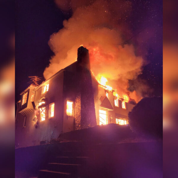 Por ahuyentar serpientes de su casa de un MDD, termina quemándola