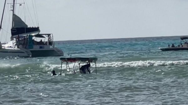 Rescata Marina a 17 personas que naufragaron en playa de Cozumel.