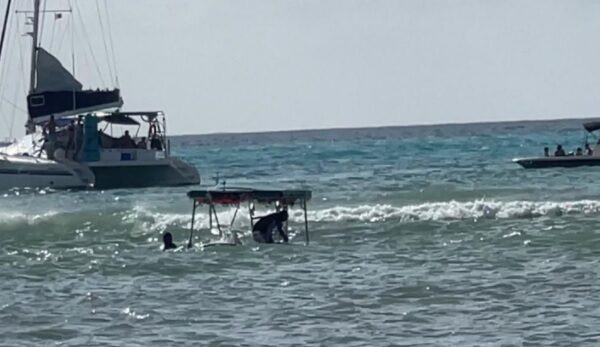 Rescata Marina a 17 personas que naufragaron en playa de Cozumel.